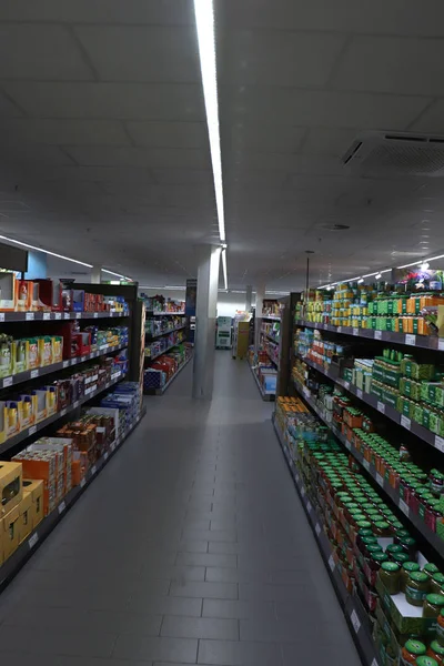 Ijmuiden, Niederlande, 4. Juli 2018: Supermarkt-Innenausbau — Stockfoto