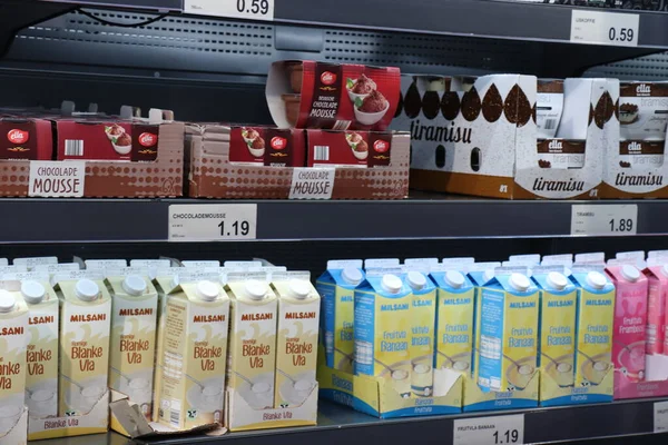 IJmuiden, Holanda, 4 de julho de 2018: seção de laticínios em um supermercado — Fotografia de Stock