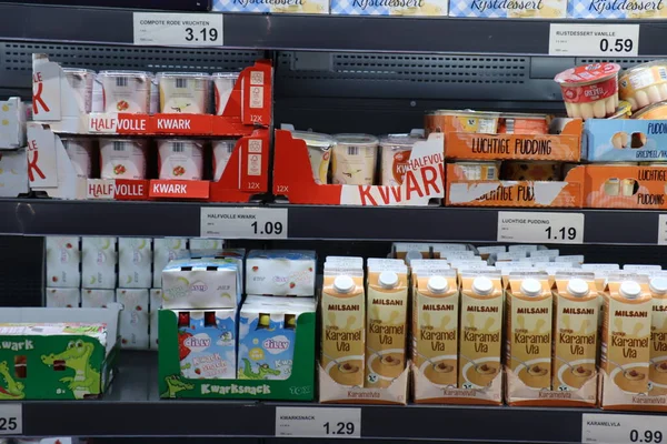 IJmuiden, Holanda, 4 de julho de 2018: seção de laticínios em um supermercado — Fotografia de Stock