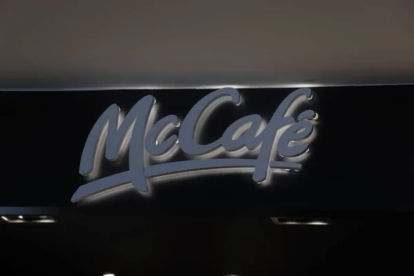 Ámsterdam Países Bajos - 22 de julio de 2018: logo del mostrador de café McCafé — Foto de Stock