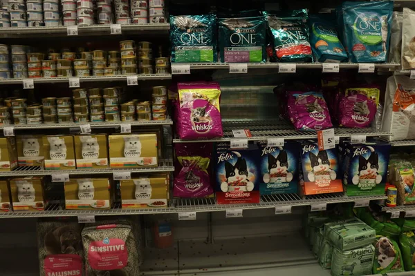 Haarlem, Países Bajos, 22 de julio de 2018: Productos alimenticios para gatos —  Fotos de Stock