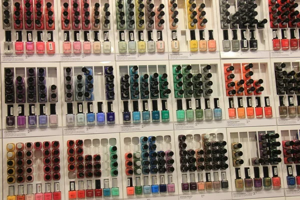 Ámsterdam, Países Bajos, 5 de agosto de 2015: esmalte de uñas en exhibición — Foto de Stock