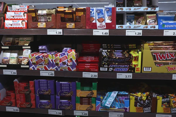 Ijmuiden, 4 juli 2018: chocolade en snoeprepen in een supermarkt Rechtenvrije Stockafbeeldingen