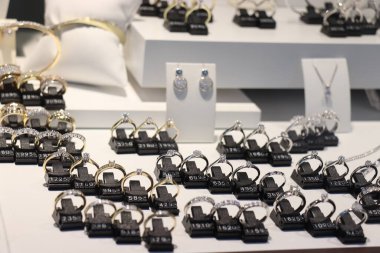 Haarlem, Hollanda - 6 Ekim 2018: Elmas nişan yüzükleri