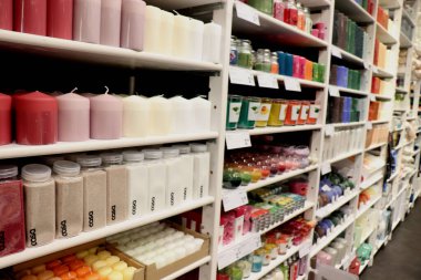 Haarlem, Hollanda - 6 Ekim 2018: iç mekanda mumlar perakende ekran