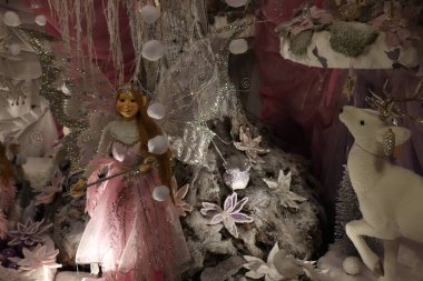 Cruquius, Hollanda - 26 Ekim 2018: Pembe Noel süslemeleri