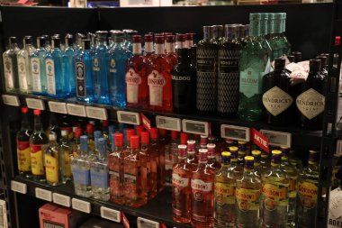 Beverwijk, Hollanda, 26 Ekim 2018: İçki dükkanında şişeler