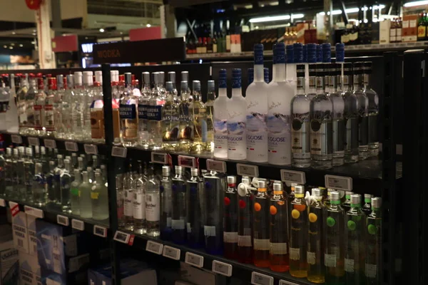 Beverwijk, Nizozemsko, 26. října 2018: Láhve v obchodě s alkoholem — Stock fotografie