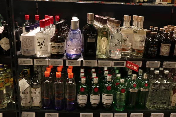 Beverwijk, Nizozemsko, 26. října 2018: Láhve v obchodě s alkoholem — Stock fotografie