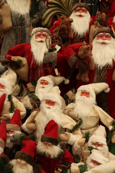 Aalsmeer, Holanda - 7 de novembro de 2018: figuras de Santa — Fotografia de Stock