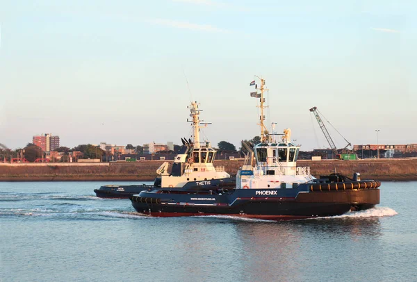 IJmuiden, Países Bajos - 5 de julio de 2018: Remolcadores saliendo de la esclusa del mar IJmuiden —  Fotos de Stock