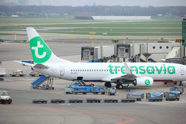 Amsterdam airport schiphol the Netherlands - 14. April 2018: ph-hxi transavia boeing 737-800 — Stockfoto