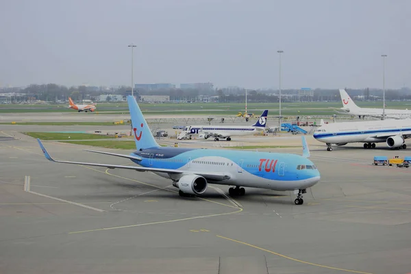 Aéroport d'Amsterdam Schiphol Pays-Bas - 14 avril 2018 : PH-OYI TUI Airlines Boeing 767-300 — Photo