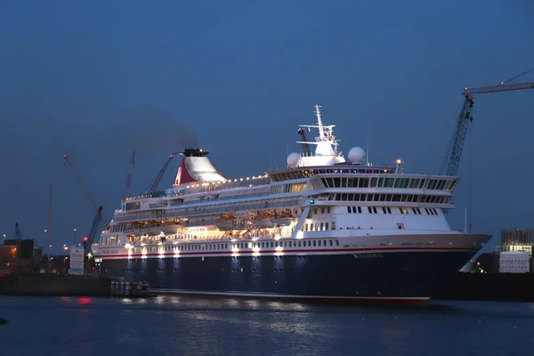 Ijmuiden, Nederländerna - 5 juli 2018: Balmoral Fred Olsen Cruise — Stockfoto