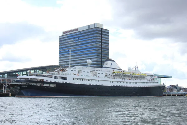 Amsterdam, Nederländerna - 27 April 2017: Astoria kryssning & Maritime Voyages — Stockfoto