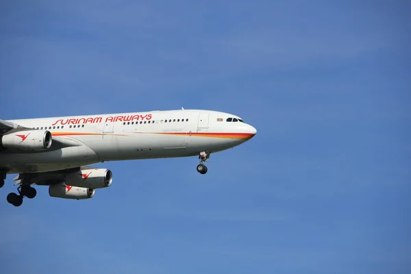 Amsterdam Nederland - April, 19e 2018: Pz-Tcr Surinam Airways Airbus A340-300 Rechtenvrije Stockfoto's