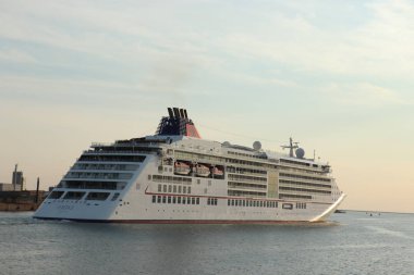 Ijmuiden, Hollanda - 27 Temmuz 2018: Hapag-Lloyd Cruises tarafından işletilen Bayan Europa 2
