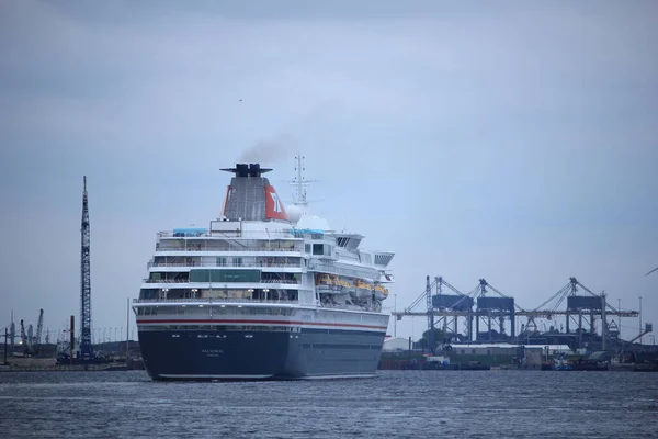 Velsen, Holanda - 27 de abril de 2017: Balmoral Fred Olsen — Fotografia de Stock