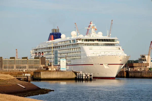 IJmuiden, Países Bajos - 27 de julio de 2018: MS Europa 2, operado por Hapag-Lloyd Cruises —  Fotos de Stock
