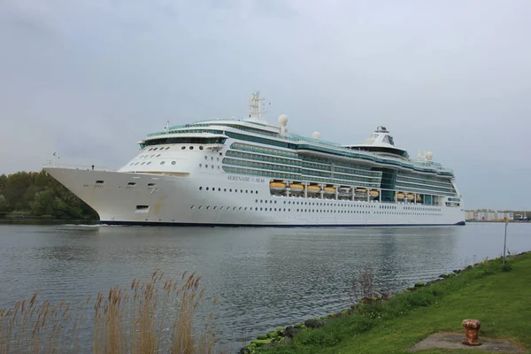 Velsen, Países Bajos, 1 de mayo de 2017: Royal Caribbean Serenade of the Seas — Foto de Stock