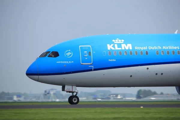 Amsterdam the Netherlands - 6. Mai 2017: ph-bhe klm dreamliner — Stockfoto