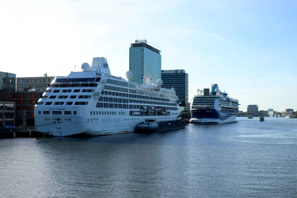 Amsterdam, 29 september 2018: cruiseschepen aangemeerd — Stockfoto