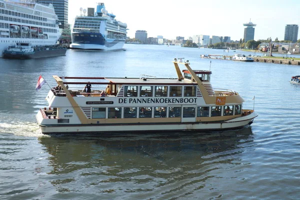 Amsterdam, Nizozemsko - 29. září 2018: Pannenkoekenboot — Stock fotografie