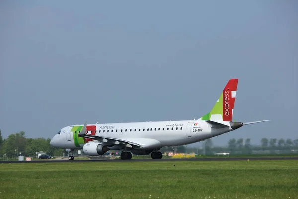 Amsterdam, Nizozemsko - 6. května 2017: Cs-Tpv Tap Express Embraer Erj-190 — Stock fotografie