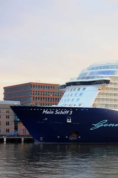 Amsterdam, Nederland - mei 11 2017: Mein Schiff 3 Tui Cruises — Stockfoto