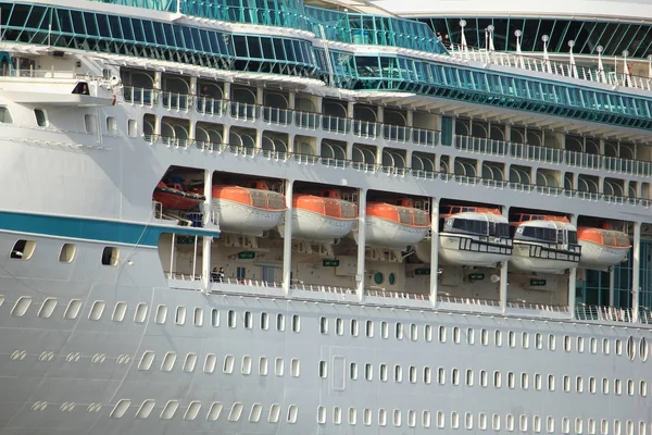 Velsen, Nederland - juni 3e 2017: Visie op de veiligheid van de zeeën of inschrijving schepen — Stockfoto