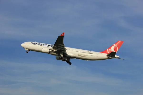 Amsterdam, Holandia - 2 czerwca 2017: Tc-Joe Turkish Airlines — Zdjęcie stockowe