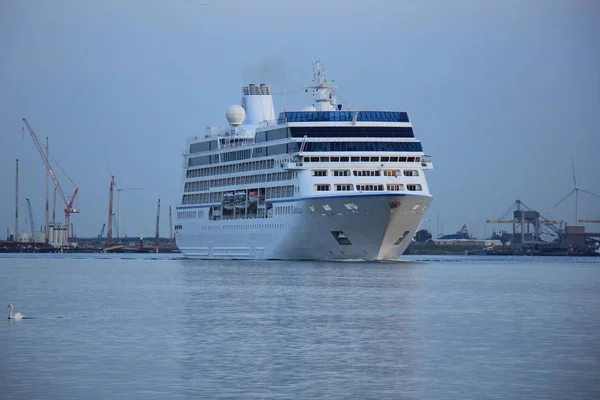 Velsen, Nederland - 15 juni-2017: Nautica - Oceania Cruises — Stockfoto