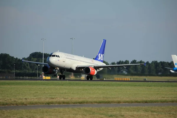 阿姆斯特丹，荷兰-2016 年 8 月 18 日︰ Oy Kaw Sas 斯堪的纳维亚航空公司空客 A320 — 图库照片