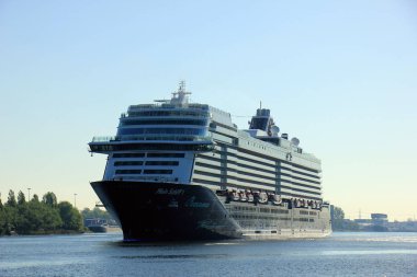 Velsen, Hollanda - 8th Mayıs 2018: Mein Schiff 1 TUI Maiden Voyage yolculuk