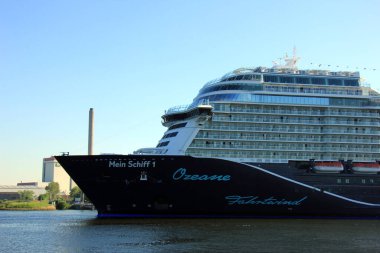 Velsen, Hollanda - 8th Mayıs 2018: Mein Schiff 1 TUI Maiden Voyage yolculuk