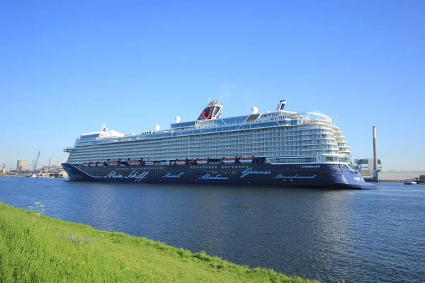Velsen, Nederländerna - maj 8 2018: Mein Schiff 1 Tui Cruises jungfruresa — Stockfoto