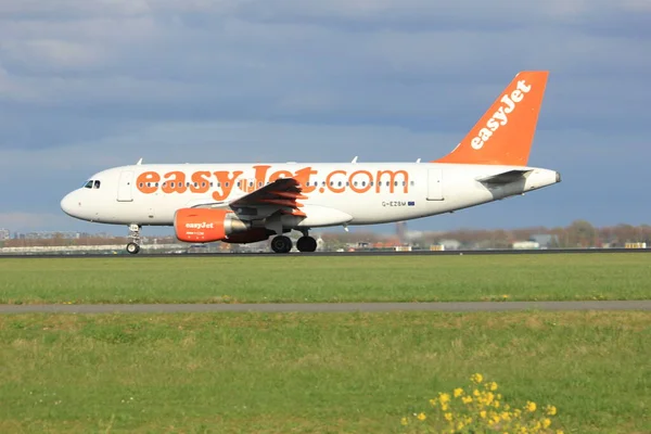 Amesterdão Países Baixos - 7 de abril de 2017: G-EZBM easyJet Airbus — Fotografia de Stock