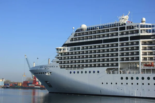 Velsen, Nederländerna - April, 20 2018: Msc Magnifica av Msc Cruises. — Stockfoto