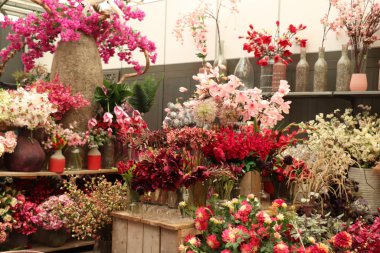 Cruquius, Hollanda - 26 Ekim 2018: Yapay çiçekler perakende satışı