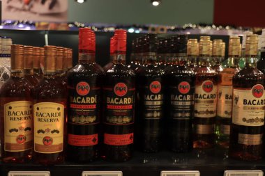 Beverwijk, Hollanda, 15 Aralık 2018: Likör dükkanında Bacardi Rum şişeleri