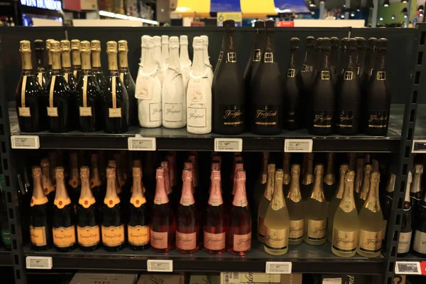 Beverwijk, Nizozemsko, 15. prosince 2018: Freixenet lahve v obchodě s alkoholem — Stock fotografie