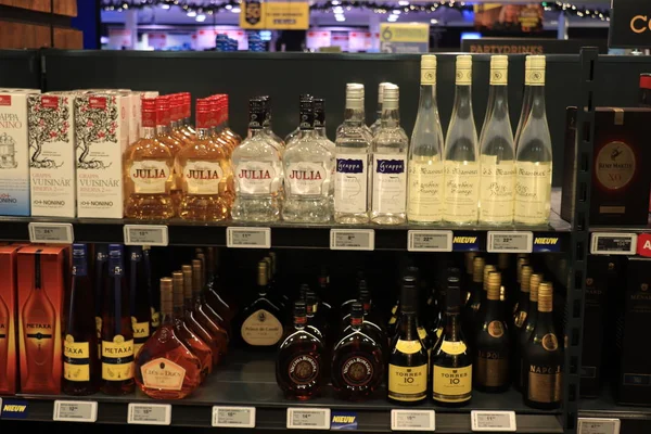 Beverwijk, Nizozemsko, 15. prosince 2018: Grappa v obchodě s alkoholem — Stock fotografie