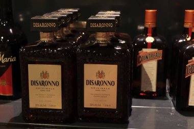 Beverwijk, Hollanda, 15 Aralık 2018: İçki dükkanında Disaronno şişeleri