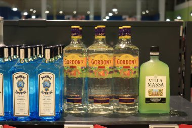 Beverwijk, Hollanda, 15 Aralık 2018: İçki dükkanında şişeler