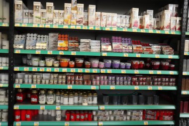 Velserbroek, Hollanda, 17 Ekim 2018: İç mekanda mumperakende vitrin