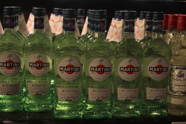 Beverwijk, Hollanda, 15 Aralık 2018: Likör dükkanında Martini Bianco Şişe