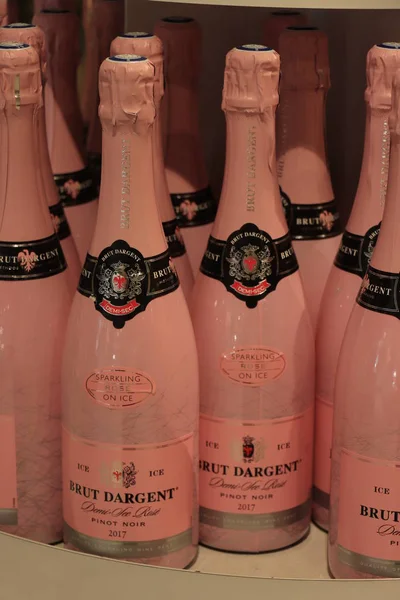 Beverwijk, Nizozemsko, 15. prosince 2018: Růžové láhve v obchodě s alkoholem — Stock fotografie