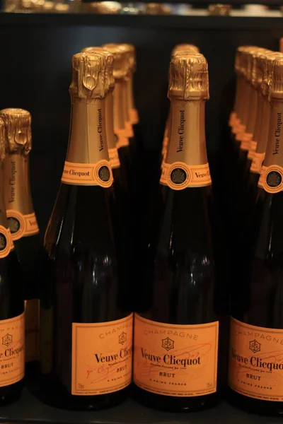 Beverwijk, Nizozemsko, 15. prosince 2018: Veuve Clicquot Champagne v obchodě s alkoholem — Stock fotografie