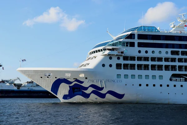 Velsen, Hollanda - 17 Temmuz 2018: Princess Cruises ve P & O Cruises Australia tarafından işletilen Pasifik Prensesi. — Stok fotoğraf