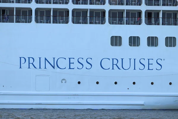 Velsen, Países Bajos - 17 de julio de 2018: Pacific Princess operado por Princess Cruises y P & O Cruises Australia . — Foto de Stock